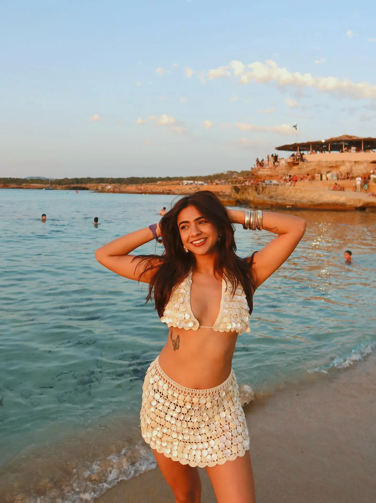 apoorva mukhija height in feet